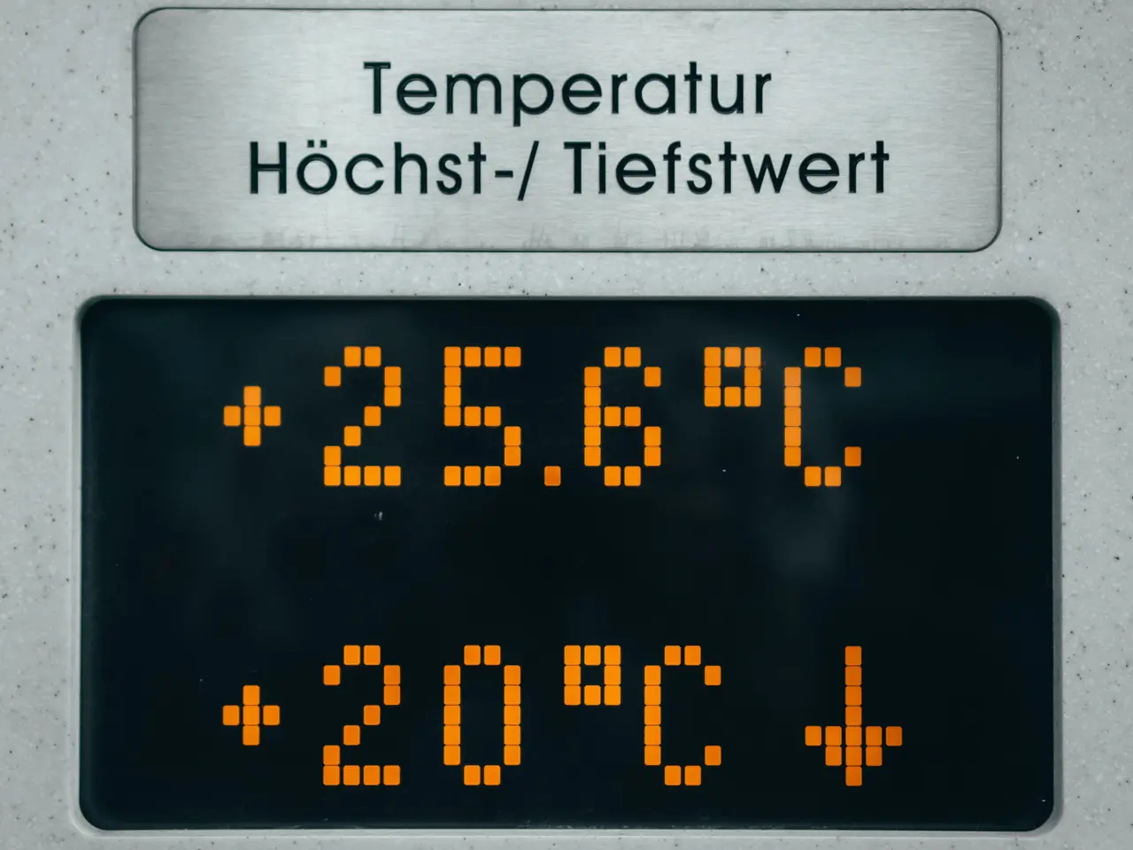 Afficheur lumineux des températures maximale et minimale : +25,6 °C et +20 °C.