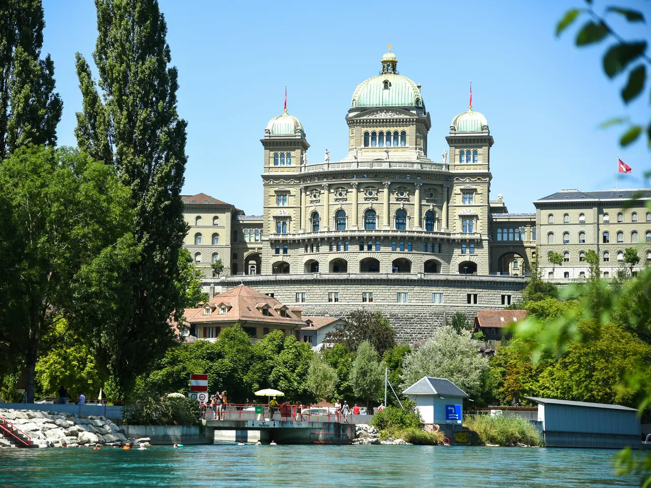 Le Palais fédéral et le Marzili, au bord de l’Aare, à Berne, en plein été.