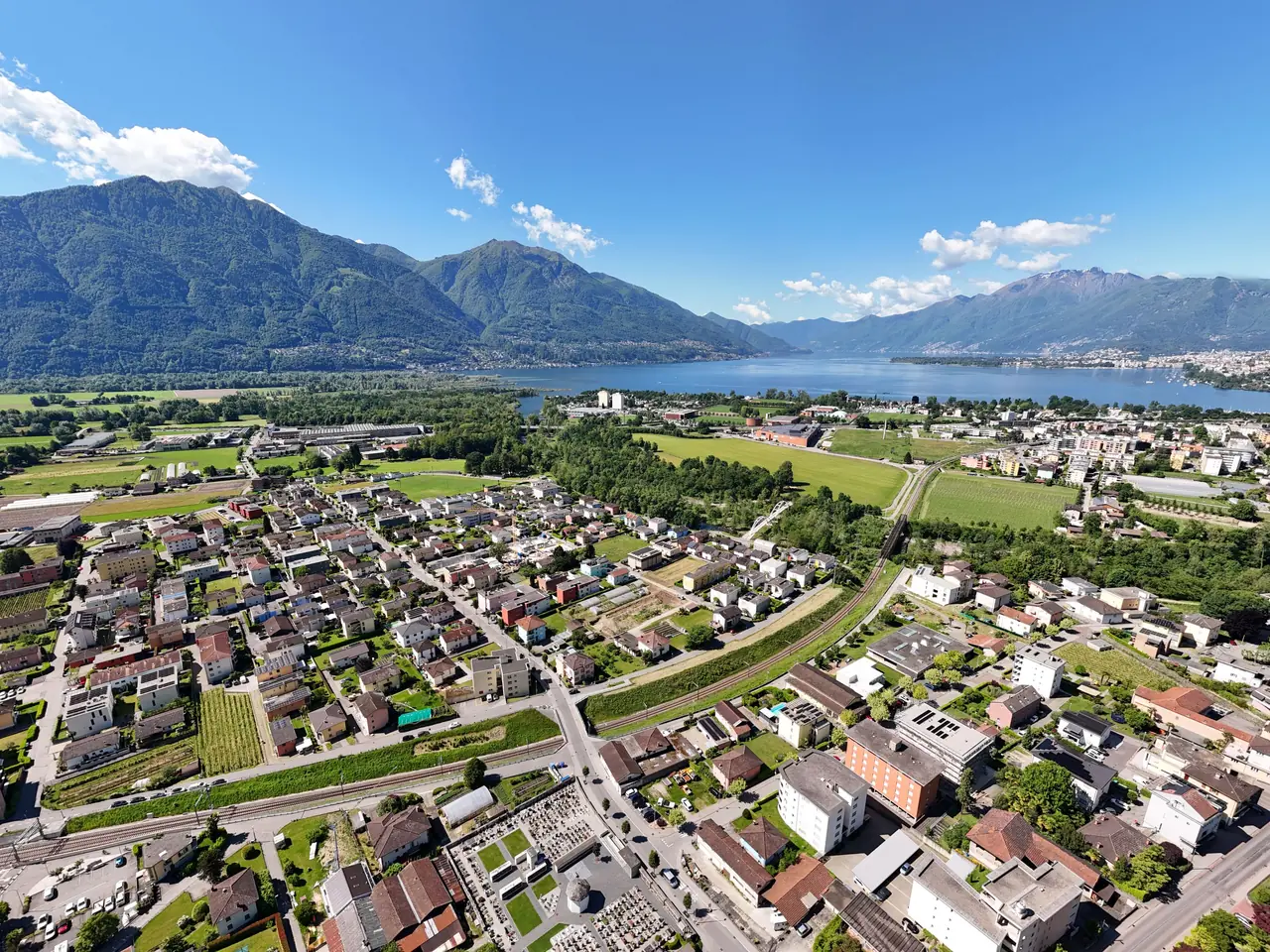La plaine de Magadino et le lac Majeur vers Locarno, au Tessin, vus du ciel par temps clair.