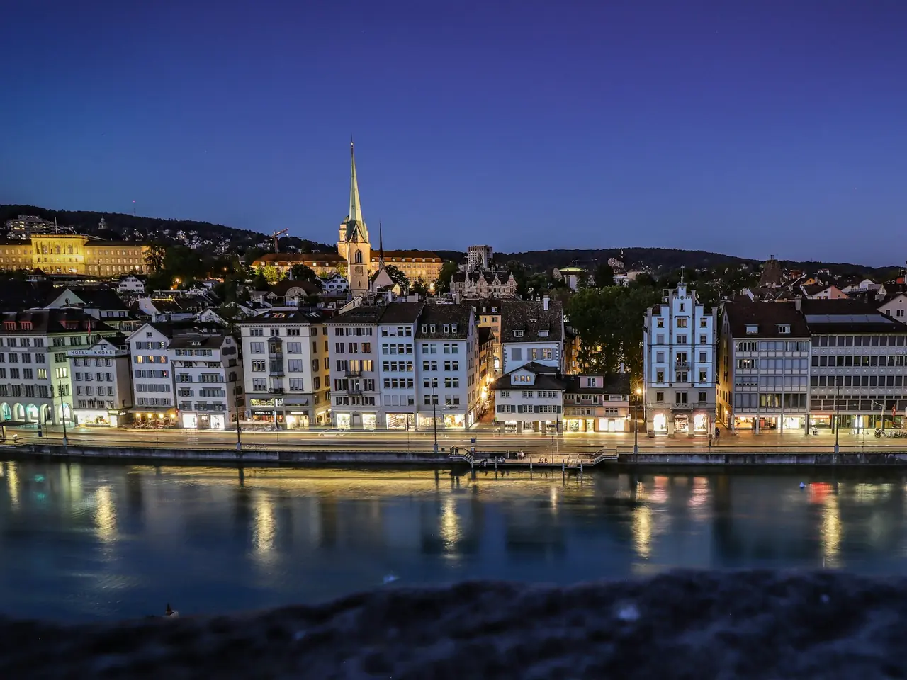 Zurich et la Limmat à l’heure bleue, vues depuis le Lindenhof.